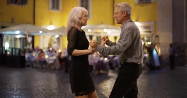 Щаслива Старша Пара Танцює Надворі Ввечері Кавказькі Чоловіки Жінки Весело — стокове відео