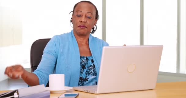 Μια Αφροαμερικανή Επιχειρηματίας Χρησιμοποιεί Λάπτοπ Της Στο Γραφείο Της Μια — Αρχείο Βίντεο