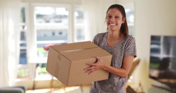 Neşeli Genç Bir Kadın Elinde Internet Alışverişi Paketini Tutuyor Açmak — Stok video