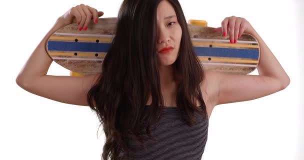 Grungy Skater Meisje Poseren Met Skateboard Achter Hoofd Schouders Geïsoleerd — Stockvideo
