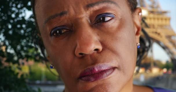 Paris Teki Yalnız Afrikalı Amerikalı Kadın Yazık Uzaktan Bakıyor Eyfel — Stok video