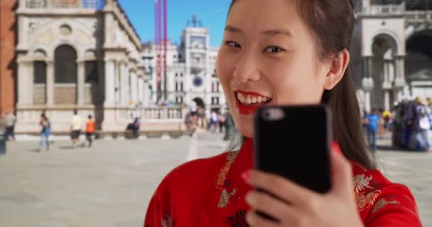 Крупным Планом Счастливая Женщина Тысячелетия Улыбается Селфи Носить Традиционную Китайскую — стоковое видео