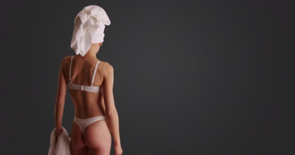 Achteraanzicht Van Blanke Vrouw Haar Beha Ondergoed Met Badhanddoek Poserend — Stockvideo