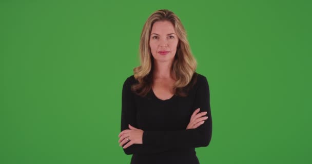 Atraktivní Blondýnka Usmívající Kameru Zkříženýma Rukama Zelené Obrazovce Zelené Obrazovce — Stock video