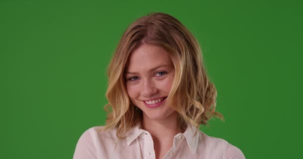 Detailní Záběr Atraktivní Ženy Krátkými Blond Vlasy Úsměvem Kameru Zelené — Stock video