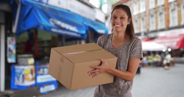 Χαρούμενη Νεαρή Γυναίκα Που Στέκεται Στο Δρόμο Ένα Κουτί Μεταφοράς — Αρχείο Βίντεο