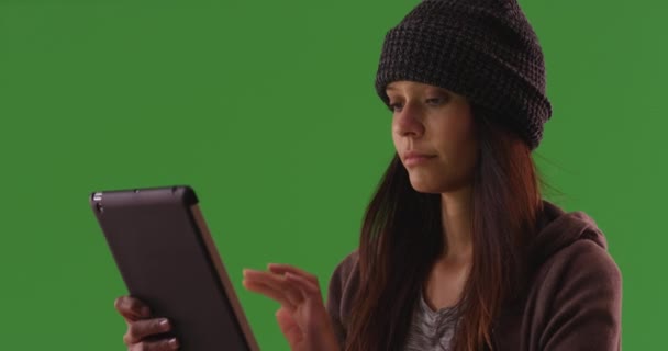 Jovem Mulher Moderna Usando Tablet Portátil Para Ler Notícias Sobre — Vídeo de Stock