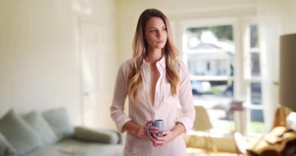 Düşünceli Kadın Sabah Kahvesinden Zevk Alıyor Genç Çekici Bir Bayan — Stok video