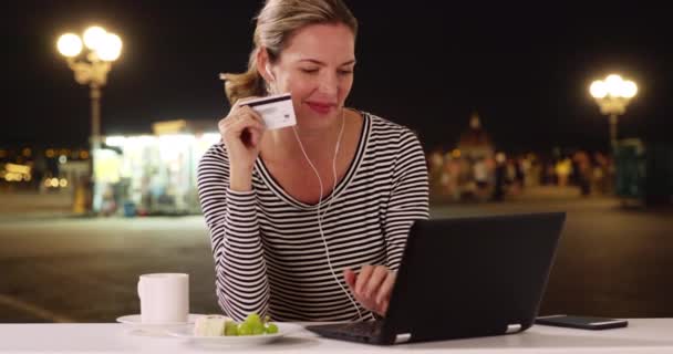 Aantrekkelijke Blanke Vrouw Die Online Koopt Met Een Creditcard Een — Stockvideo