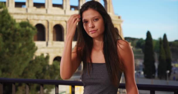 Linda Menina Caucasiana Férias Roma Perto Coliseu Mulher Turista Bonita — Vídeo de Stock