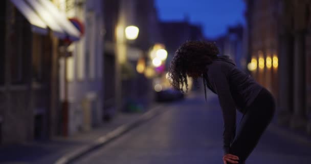 Geceleri Şehirde Koşan Siyahi Kadın Soluklanıyor Kadın Sporcu Şehir Caddesinde — Stok video