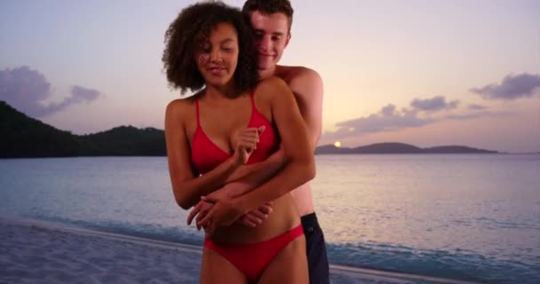 Mladý Šťastný Tisíciletý Pár Tančí Tropické Pláži Drží Navzájem — Stock video