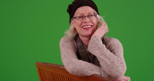 Fröhliche Reife Frau Sitzt Auf Bank Auf Greenscreen Seniorin Pullover — Stockvideo