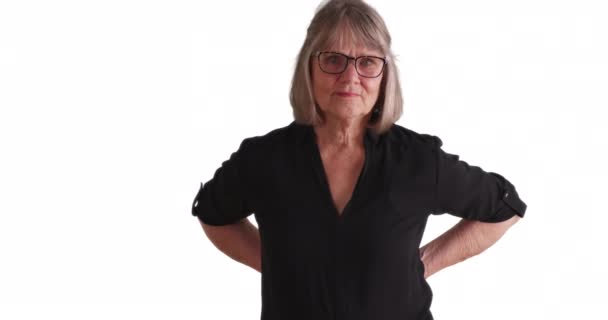 Vieja Mujer Mayor Con Actitud Seria Posando Espacio Copia Blanca — Vídeos de Stock