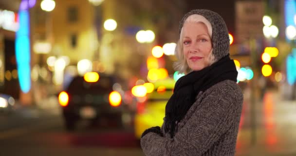Porträt Einer Schönen Seniorin Die Der Belebten Innenstadt Mit Bokeh — Stockvideo