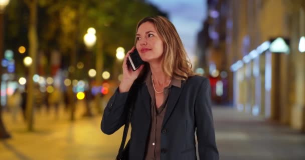 Деловая Женщина Париже Разговаривает Клиентом Телефону Улыбающаяся Женщина Разговаривает Клиентом — стоковое видео