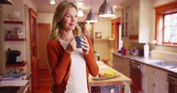 Biała Kobieta Średnim Wieku Pijąca Kubka Kawy Współczesnej Kuchni Śmiejąca — Wideo stockowe