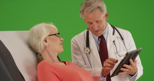 Médico Altamente Educado Hablando Con Una Paciente Anciana Hospital Pantalla — Vídeos de Stock