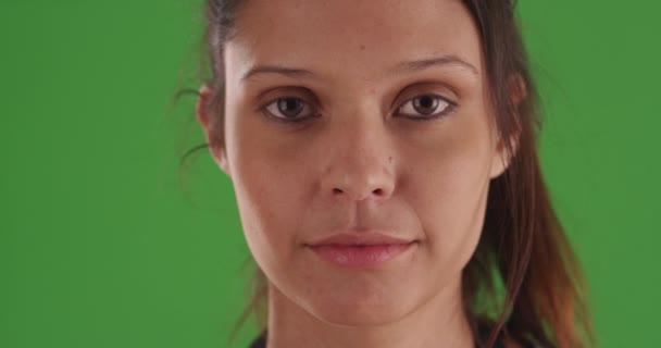 迷人的高加索女性模特紧盯着镜头前的绿色屏风 可爱的年轻女子在绿屏上的忧郁表情 — 图库视频影像