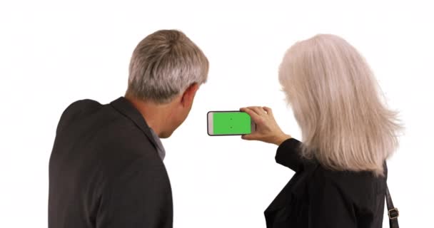 Starší Pár Pomocí Smartphonu Fotit Bílém Pozadí Senioři Držící Smartphone — Stock video