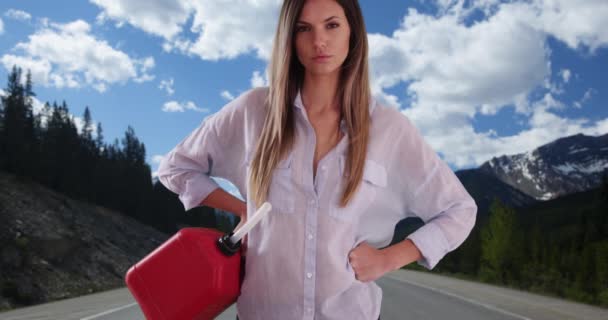Millennial Flicka Håller Gas Burk Poserar Med Händerna Höfter Berg — Stockvideo