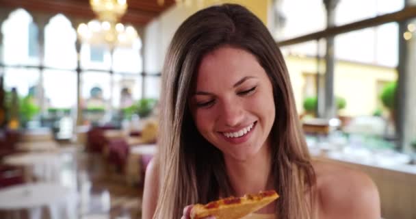 Радісна Жінка Їсть Піцу Посміхається Фотоапараті Ресторані Приваблива Кавказька Брюнетка — стокове відео