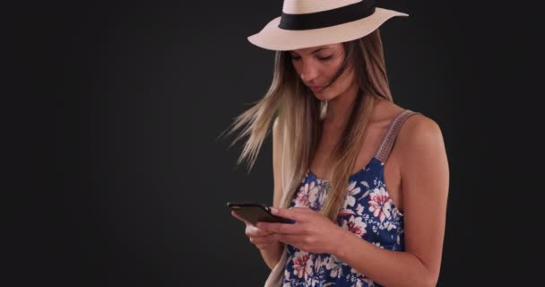 Millennial Mädchen Strampler Und Fedora Sms Telefon Auf Grauem Hintergrund — Stockvideo