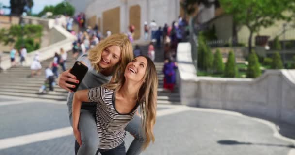 Blonde Fille Blanche Sur Dos Meilleure Amie Prendre Selfies Avec — Video