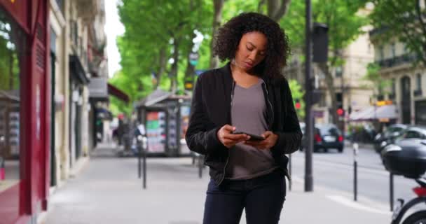 Mooie Zwarte Vrouw Die Straat Staat Met Een Mobieltje Portret — Stockvideo