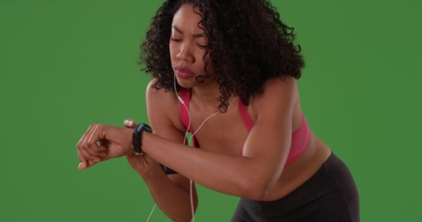Mujer Negra Cansada Correr Comprobar Frecuencia Cardíaca Pulso Usando Smartwatch — Vídeos de Stock