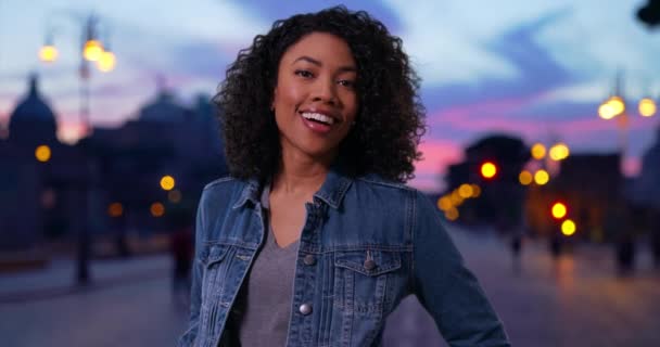 Kot Ceketli Mutlu Afrikalı Amerikalı Kadın Geceleri Roma Sokaklarında Gülüyor — Stok video