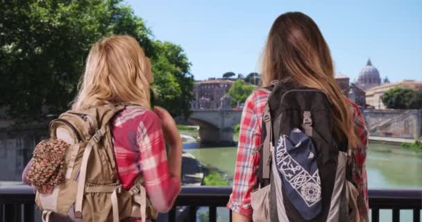 2人の若い白人女性が一緒に観光でイタリアのローマに戻ってきました ローマの名所を楽しむ2人の旅行中の女性の友人の後部ショット — ストック動画