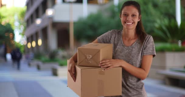 Üniversite Kampüsündeki Güzel Beyaz Kız Evden Gönderilen Kutuları Taşıyor Aileden — Stok video