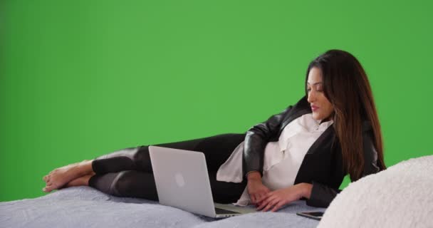 Mulher Negócios Latina Bem Sucedida Descansando Cama Vídeo Chamando Alguém — Vídeo de Stock