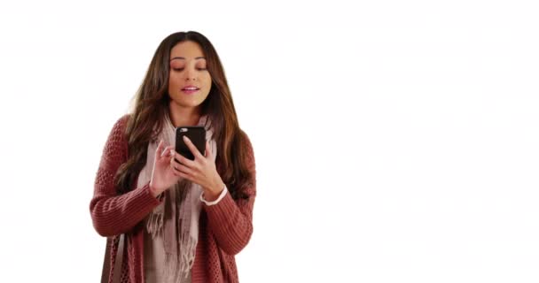 Atractiva Mujer Hispana Que Usa Teléfono Inteligente Para Obtener Instrucciones — Vídeos de Stock