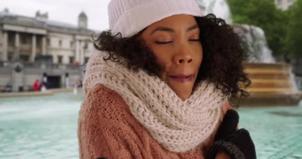 Close Black Woman Wearing Sweater Trying Keep Warm While Holiday — Stock Video