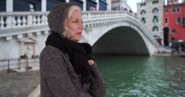 Mujer Madura Suéter Bufanda Mirando Hacia Fuera Sobre Canal Vacaciones — Vídeos de Stock