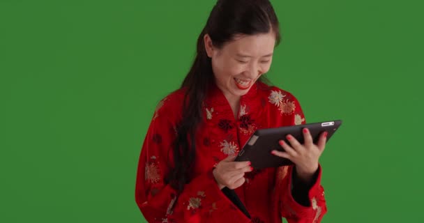 Mujer Asiática Confianza Interactuando Con Dispositivo Tableta Portátil Pantalla Verde — Vídeos de Stock
