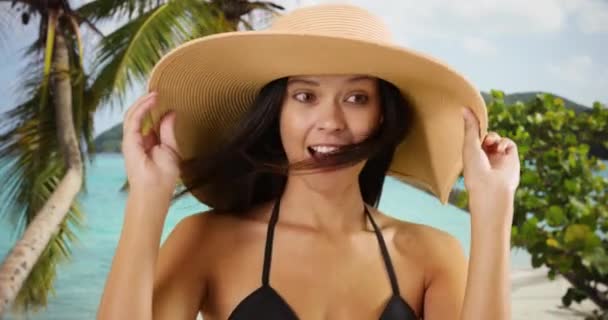 Ung Vit Flicka Solhatt Utgör För Ett Porträtt Karibisk Strand — Stockvideo