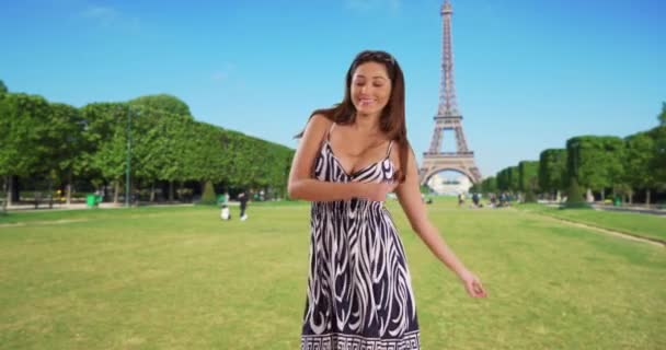 Ritratto Allegra Giovane Latina Turista Che Diverte Parigi Bella Donna — Video Stock
