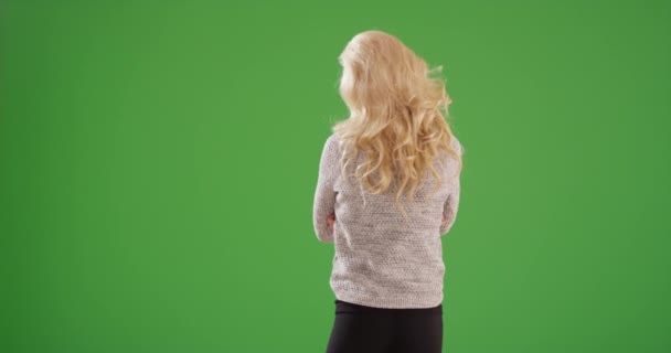 Rückansicht Einer Blonden Kaukasierin Auf Grünem Bildschirm Auf Einem Grünen — Stockvideo