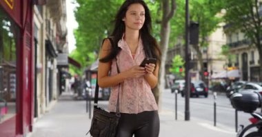 Paris caddesinde beyaz kadın mesajlaşması. Milenyum kadını dışarıda cep telefonuyla mesajlaşıyor. 4k