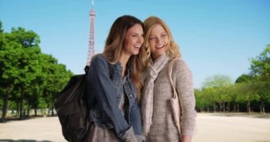 Paris, Fransa 'da iki güzel beyaz kadın sohbet edip gülüyor. Güzel esmer ve sarışın arkadaşı Paris 'te tatilde Eyfel Kulesi' nin yakınında dedikodu yapıyorlar. 4k