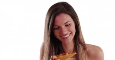 Beyaz arka planda kameraya gülümseyen pizza yiyen mutlu kadının yakın çekimi. Beyaz tenli çekici esmer, beyaz fotokopi alanında pizza yerken mutlu oluyor. 4k