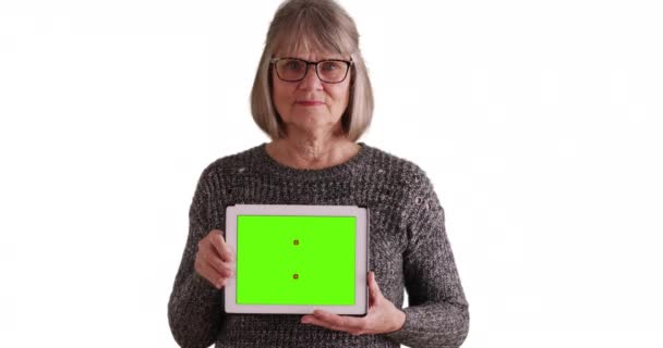 Beyaz Fotokopi Alanında Yeşil Ekranı Olan Yaşlı Beyaz Bir Kadın — Stok video