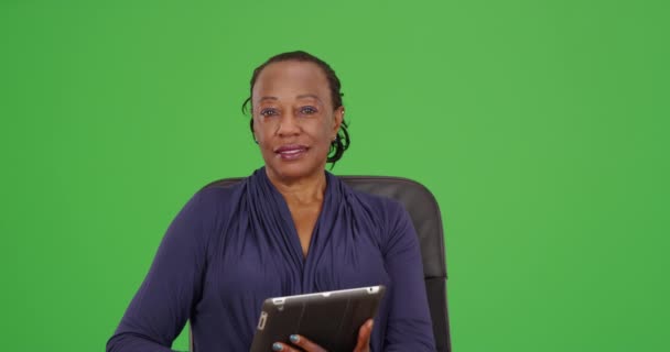 Une Femme Affaires Afro Américaine Pose Pour Portrait Utilisant Tablette — Video