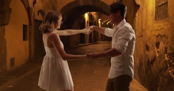 Щаслива Молода Пара Танцює Маленькій Вулиці Флоренції Привабливі Кавказькі Чоловіки — стокове відео