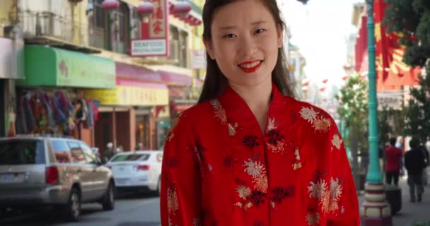 Portré Ázsiai Generációs Visel Piros Hagyományos Kínai Ruhát Mosolygós Kamera — Stock videók