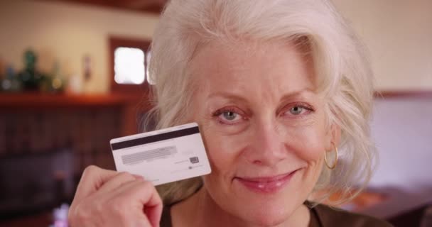Close Mulher Madura Segurando Cartão Crédito Sorrindo Para Câmera Dentro — Vídeo de Stock
