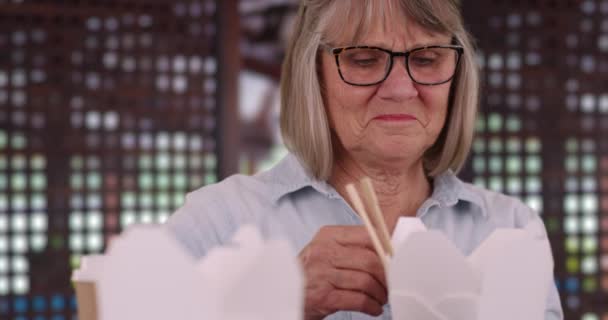 Lycklig Äldre Kvinna Visar Upp Sin Förmögenhet Kaka Förmögenhet Kinesisk — Stockvideo